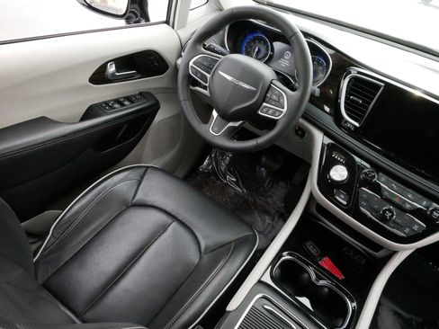 Used 2023 Chrysler Pacifica Limited image 9