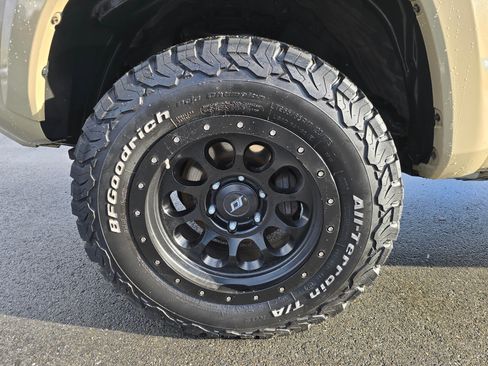 Used 2018 Toyota Tacoma TRD Sport image 11