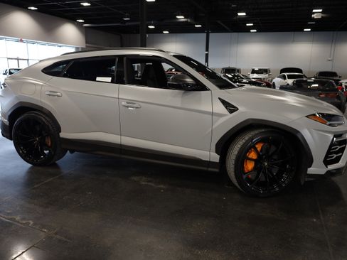Used 2021 Lamborghini Urus image 9