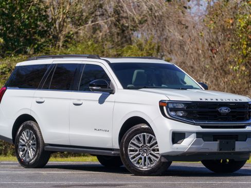 Used 2026 Ford Expedition Platinum image 2