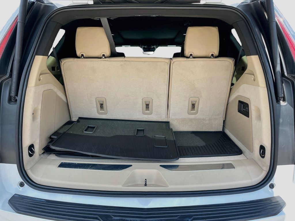 Certified 2022 Cadillac Escalade Premium Luxury w/ Performance Package AWD/4WD image 33
