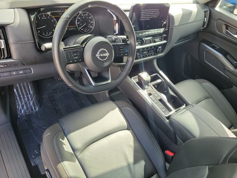 Certified 2025 Nissan Pathfinder SL FWD image 13