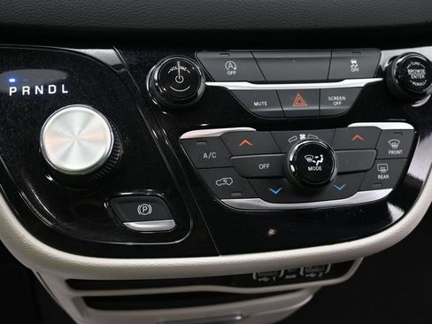Used 2023 Chrysler Voyager LX FWD image 10