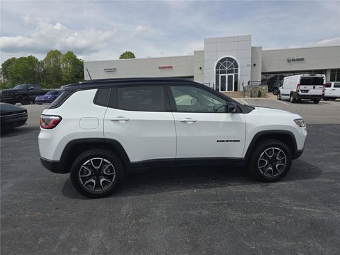 Used 2024 Jeep Compass Trailhawk AWD/4WD image 2
