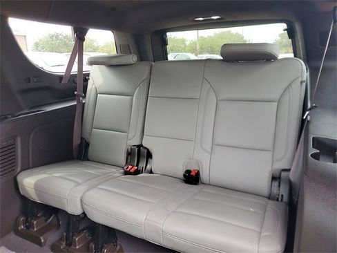 Used 2022 Chevrolet Suburban Z71 image 9