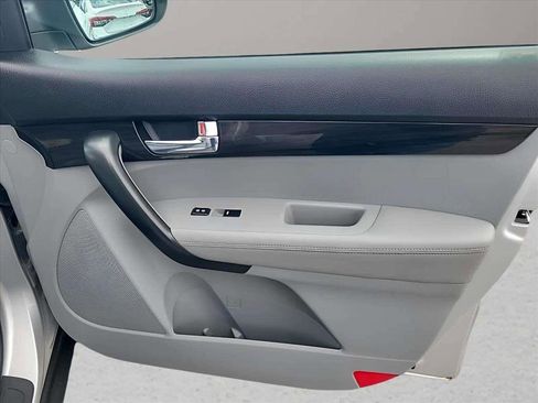 Used 2013 Kia Sorento LX image 28