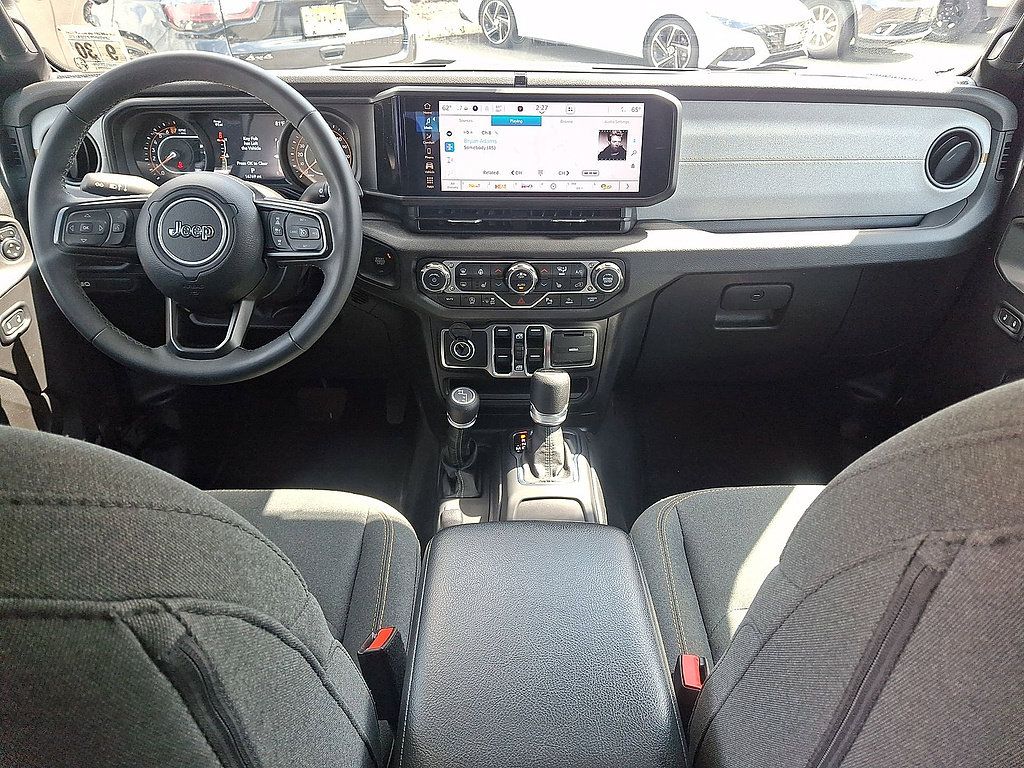 Used 2025 Jeep Gladiator Sport AWD/4WD image 10