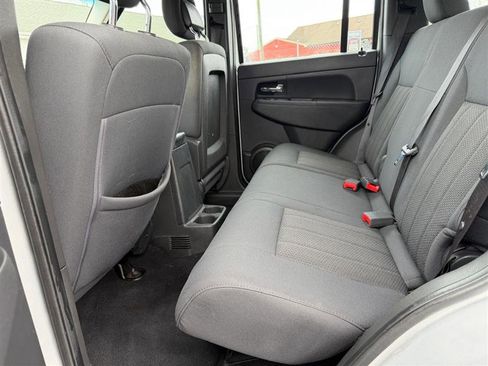 Used 2012 Jeep Liberty Sport image 21