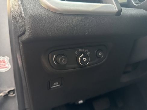 Used 2024 GMC Terrain SLT image 17