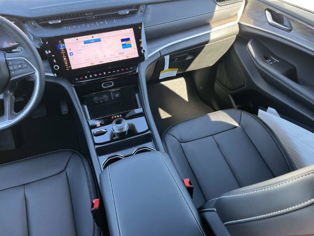 New 2027 Jeep Grand Cherokee Limited AWD/4WD image 16