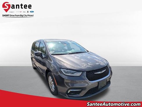 Used 2023 Chrysler Pacifica Touring-L FWD image 1