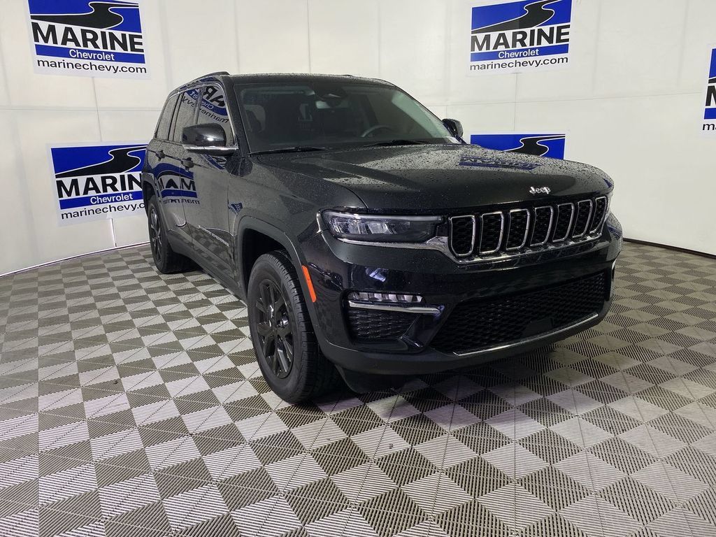 Used 2024 Jeep Grand Cherokee Limited RWD image 1
