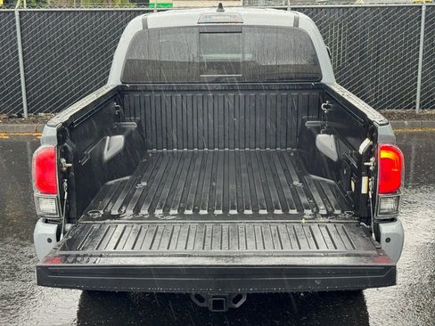 Used 2021 Toyota Tacoma TRD Off-Road w/ Technology Package AWD/4WD image 19