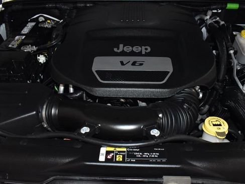 Used 2017 Jeep Wrangler Unlimited Sahara w/ Max Tow Package image 10