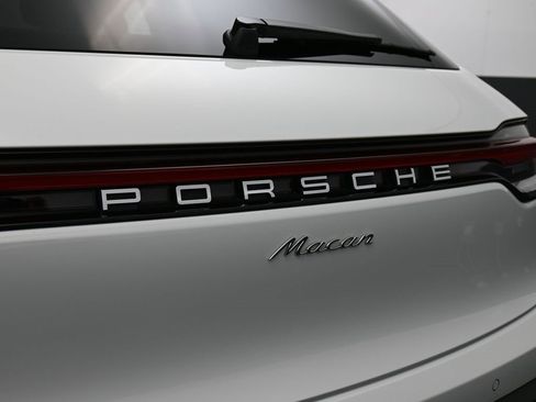 Certified 2025 Porsche Macan image 14