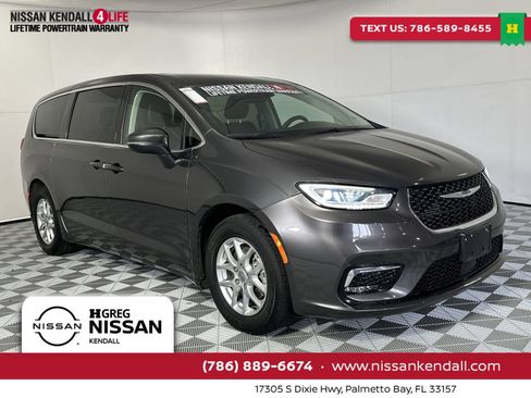 Used 2023 Chrysler Pacifica Touring-L FWD image 1