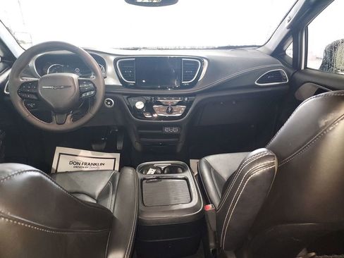 Used 2024 Chrysler Pacifica Select image 10