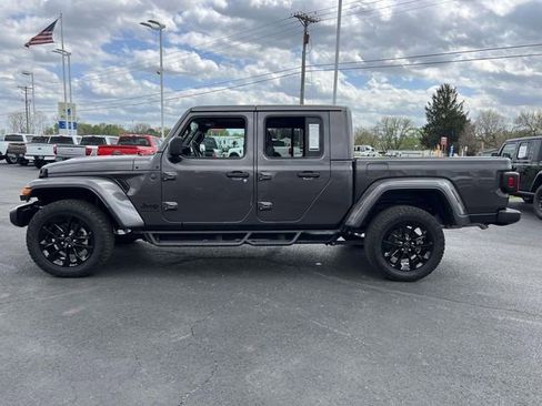 Used 2025 Jeep Gladiator Sport AWD/4WD image 4