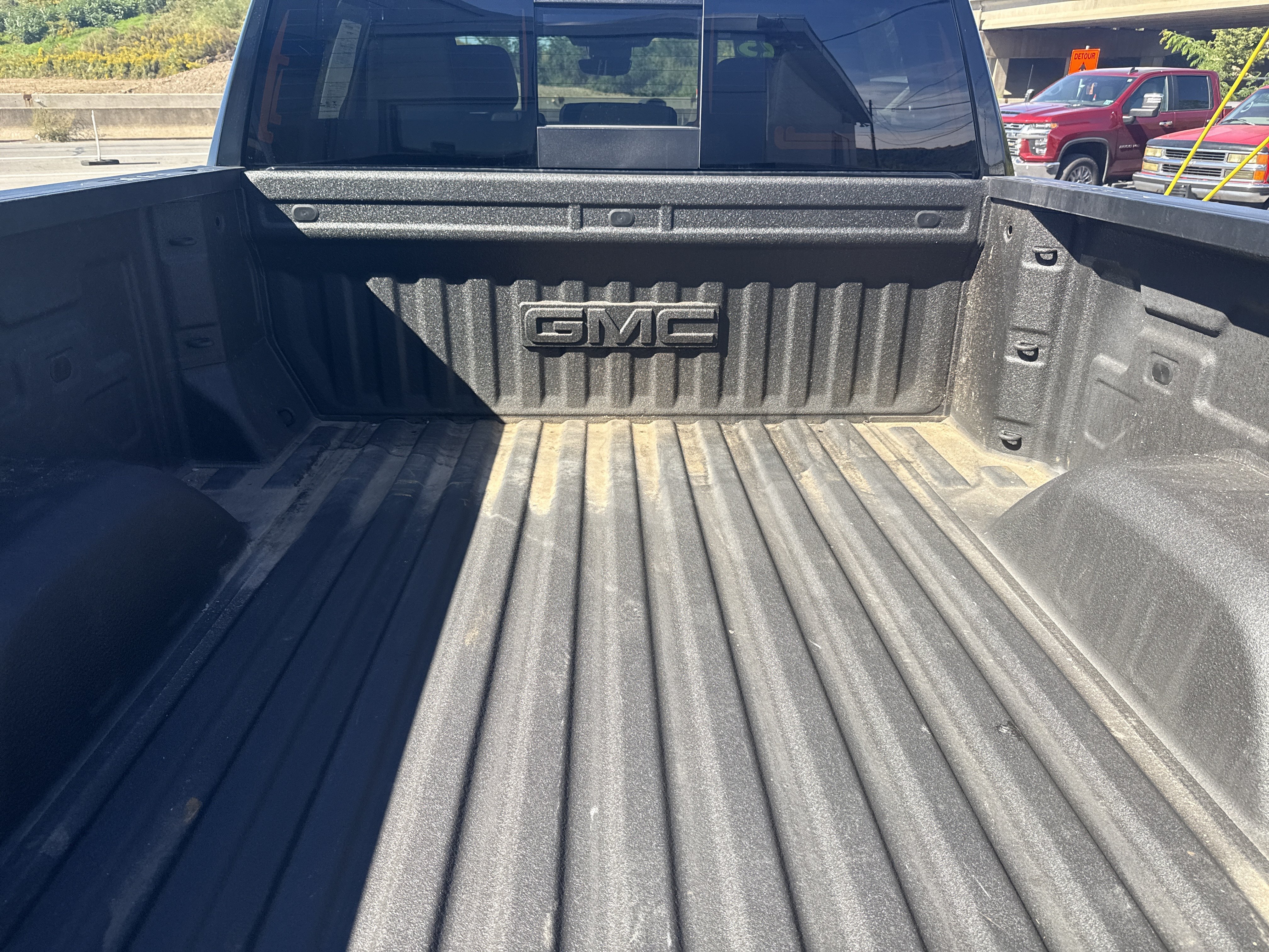 Used 2025 GMC Sierra 1500 AT4 w/ AT4 Premium Package AWD/4WD image 5