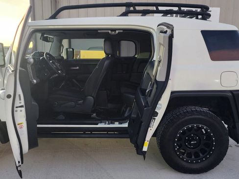 Used 2013 Toyota FJ Cruiser 4WD image 21