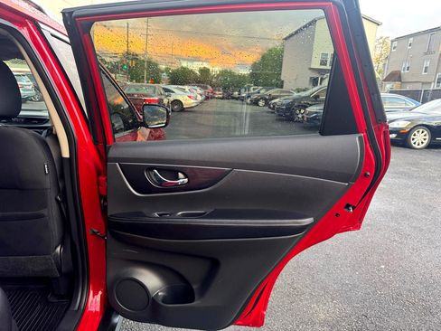 Used 2017 Nissan Rogue SV image 19