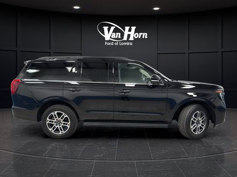 Used 2025 Ford Expedition Active AWD/4WD image 8