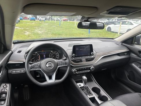Used 2025 Nissan Altima 2.5 SV FWD image 34
