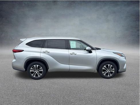Used 2022 Toyota Highlander XLE FWD image 12