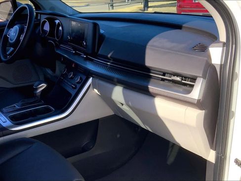 Used 2024 Kia Carnival LX image 16