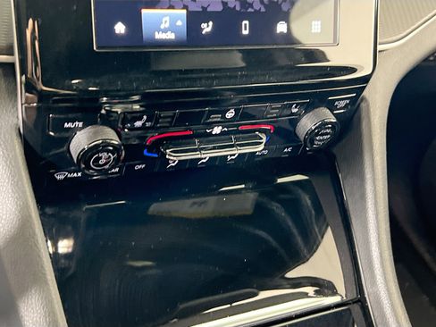 Used 2023 Jeep Grand Cherokee L Laredo image 15