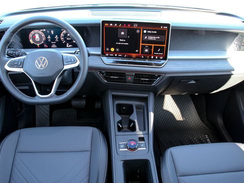 New 2026 Volkswagen Tiguan SE FWD image 22