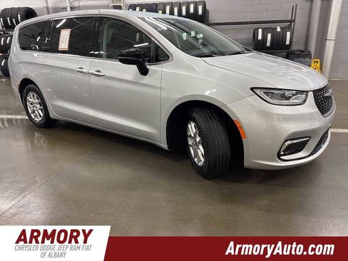 Used 2024 Chrysler Pacifica Touring-L image 3