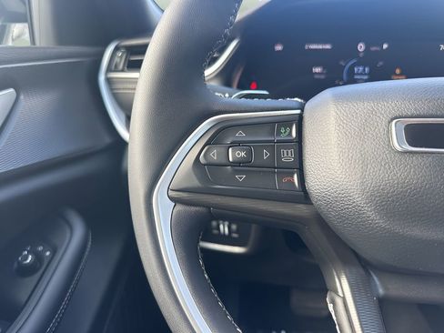 Used 2023 Jeep Grand Cherokee Altitude image 15