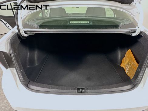 Used 2022 Toyota Corolla LE image 11