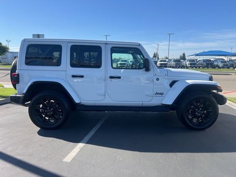 Used 2025 Jeep Wrangler Unlimited Sahara AWD/4WD image 12