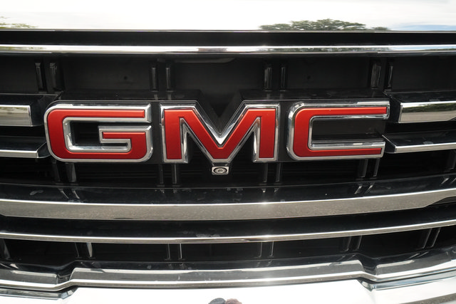 Used 2024 GMC Yukon XL SLT w/ SLT Luxury Package AWD/4WD image 36