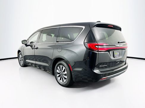 Used 2023 Chrysler Pacifica Touring-L FWD image 5
