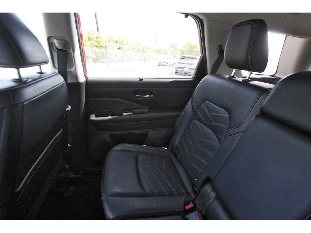 Used 2023 Nissan Pathfinder Platinum w/ Lighting Package (N93) FWD image 12