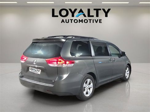 Used 2011 Toyota Sienna LE image 5