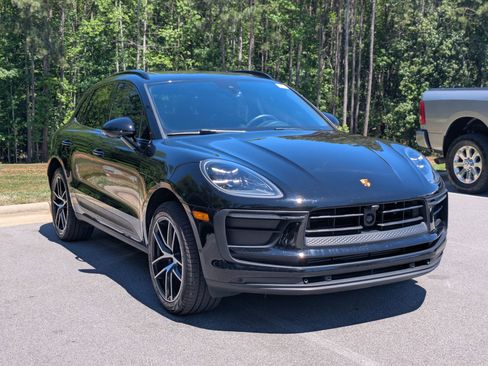Used 2023 Porsche Macan AWD/4WD image 2