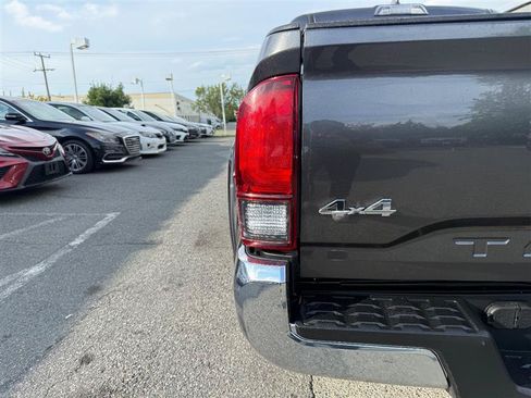 Used 2018 Toyota Tacoma SR5 AWD/4WD image 22