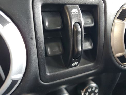 Used 2014 Jeep Wrangler Unlimited Sahara w/ Dual Top Group AWD/4WD image 15