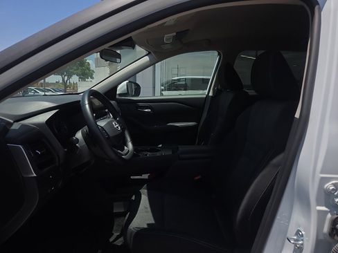Used 2025 Nissan Rogue SV FWD image 9