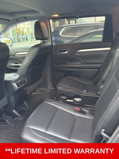 Used 2017 Toyota Highlander XLE AWD/4WD image 3