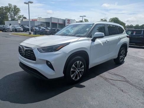 Used 2023 Toyota Highlander XLE AWD/4WD image 8