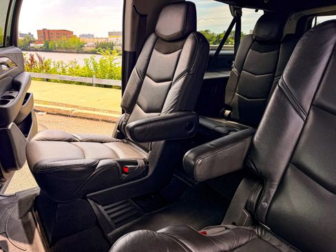 Used 2020 Cadillac Escalade ESV Luxury AWD/4WD image 13