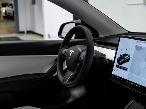 Used 2021 Tesla Model Y Long Range image 21