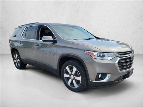 Used 2019 Chevrolet Traverse LT w/ LT Premium Package FWD image 3