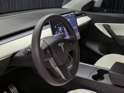 Used 2022 Tesla Model Y Performance AWD/4WD image 19