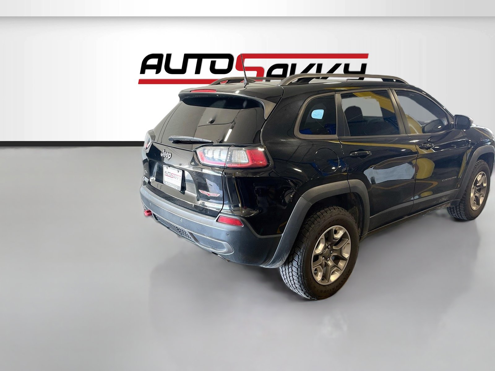 Used 2019 Jeep Cherokee Trailhawk w/ Cold Weather Group AWD/4WD image 7